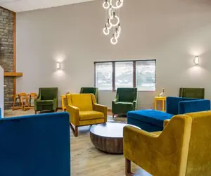 Photo 2 - Clarion Pointe Louisville East