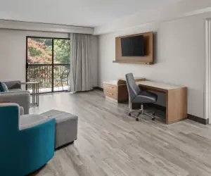 Photo 4 - Courtyard Newport News Yorktown