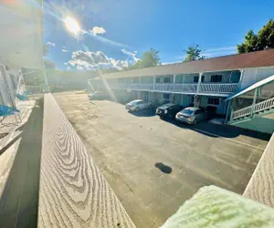 Photo 3 - Hampton Motor Inn