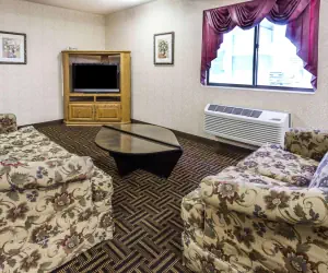 Photo 3 - Super 8 by Wyndham Yorkville