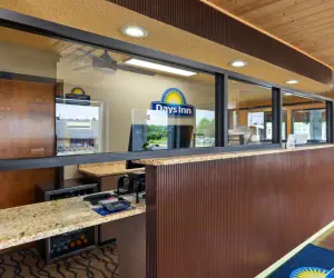 Photo 2 - Days Inn by Wyndham Glasgow