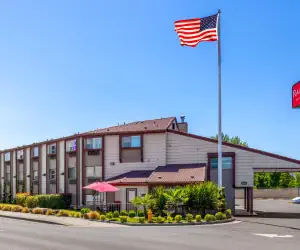 Photo 3 - Ramada by Wyndham Medford Airport North