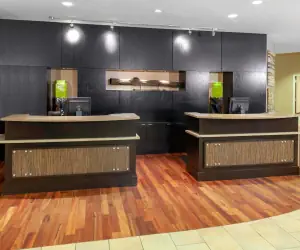 Photo 2 - Courtyard Memphis Downtown