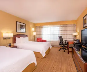 Photo 3 - Courtyard Hartford Manchester