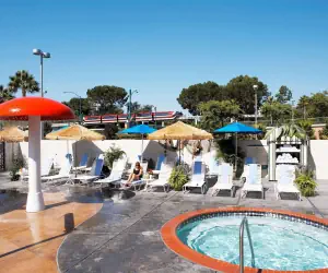 Photo 3 - Howard Johnson by Wyndham Anaheim Hotel & Water Playground