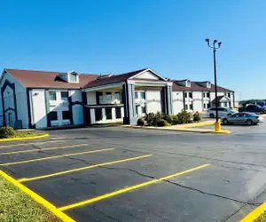 Photo 2 - Days Inn by Wyndham Shawnee