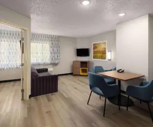 Photo 3 - Days Inn & Suites by Wyndham Green Bay WI