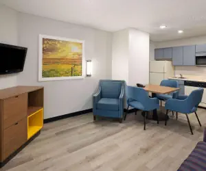 Photo 4 - Days Inn & Suites by Wyndham Green Bay WI