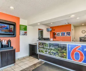 Photo 5 - Motel 6-Stockton, CA - Charter Way West