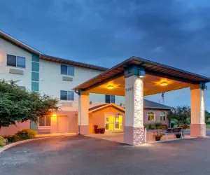 Photo 4 - Baymont by Wyndham Galesburg