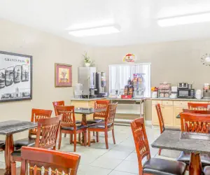 Photo 2 - Super 8 by Wyndham Grants Pass