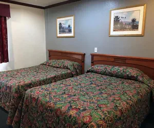 Photo 2 - Starlight Inn Canoga Park