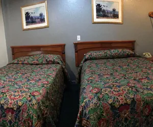 Photo 4 - Starlight Inn Canoga Park