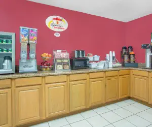 Photo 4 - Super 8 by Wyndham Roanoke VA