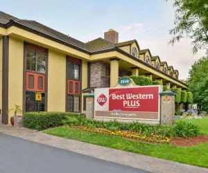 Photo 2 - Best Western Plus Raffles Inn & Suites