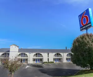 Photo 2 - Motel 6-Dickson, TN