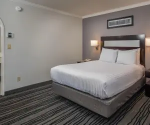 Photo 3 - Redwood Creek Inn