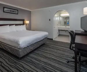 Photo 5 - Redwood Creek Inn