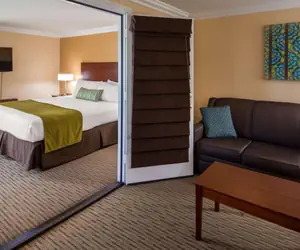 Photo 3 - Best Western Harbour Inn & Suites Huntington - Sunset Beach