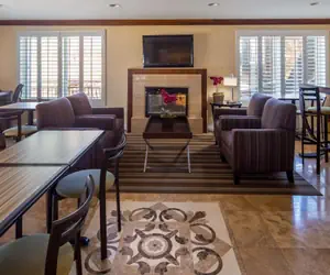 Photo 4 - Best Western Harbour Inn & Suites Huntington - Sunset Beach