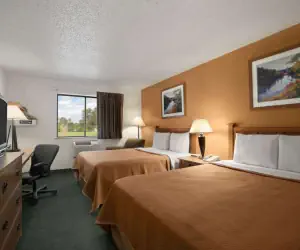 Photo 2 - Travelodge by Wyndham Muskegon