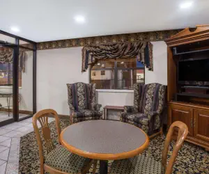 Photo 3 - Super 8 by Wyndham Cabot