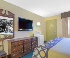 Photo 4 - Super 8 by Wyndham Talladega AL