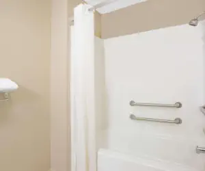 Photo 5 - Super 8 by Wyndham Talladega AL