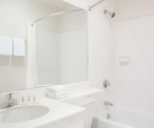 Photo 5 - Super 8 by Wyndham Lavonia