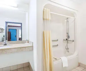 Photo 3 - Days Inn by Wyndham Blythewood North Columbia