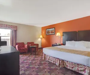 Photo 4 - Days Inn & Suites by Wyndham Ridgeland