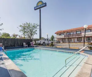 Photo 2 - Days Inn by Wyndham Castaic Six Flags Magic Mountain