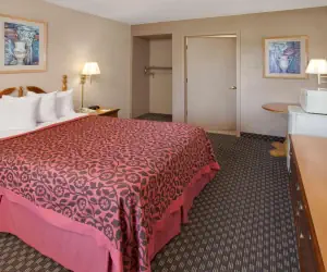 Photo 2 - Days Inn & Suites by Wyndham Kokomo