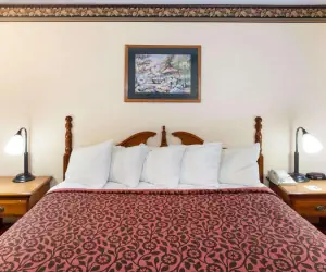 Photo 5 - Days Inn & Suites by Wyndham Kokomo