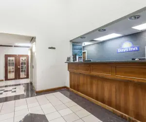 Photo 2 - Days Inn & Suites by Wyndham Huntsville