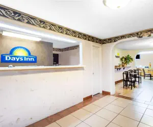 Photo 2 - Days Inn by Wyndham Martin