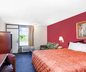 Photo 5 - Days Inn by Wyndham Martin