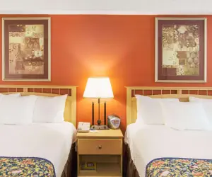 Photo 5 - Days Inn by Wyndham Fremont