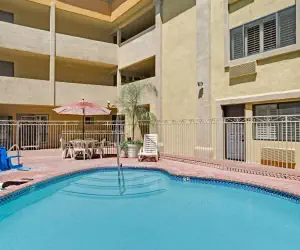 Photo 3 - Days Inn by Wyndham West Covina