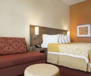 Photo 5 - Days Inn & Suites by Wyndham Belmont