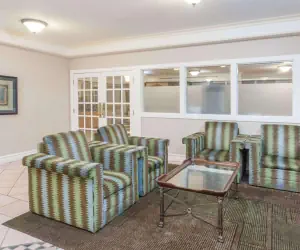 Photo 4 - Days Inn & Suites by Wyndham Arlington Heights