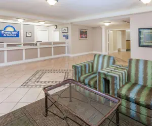 Photo 3 - Days Inn & Suites by Wyndham Arlington Heights