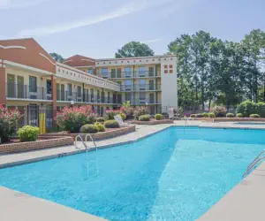 Photo 3 - Super 8 by Wyndham Jasper