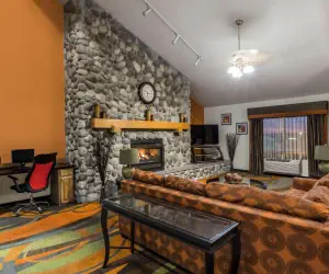 Photo 4 - Ramada by Wyndham Platte City KCI Airport