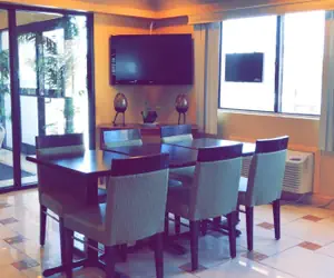 Photo 2 - Super 8 by Wyndham Hartford