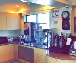 Photo 5 - Super 8 by Wyndham Hartford