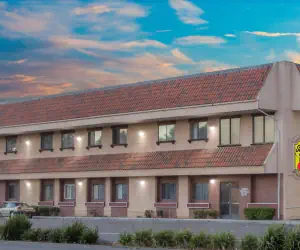 Photo 2 - Super 8 by Wyndham Hayward Downtown