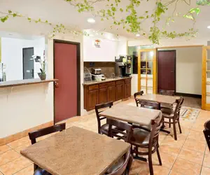 Photo 2 - Super 8 by Wyndham Yucca Val/Joshua Tree Nat Pk Area