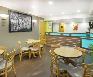 Photo 3 - Super 8 by Wyndham Fortuna