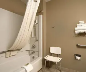 Photo 3 - Super 8 by Wyndham Homewood Birmingham Area